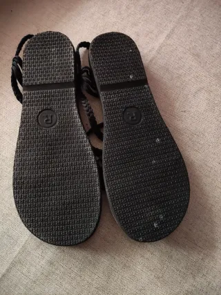 Sandalias negras trenzadas sin estrenar.