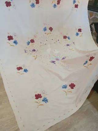 Colcha lienzo antiguo bordada a mano