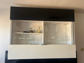 Mueble de salón blanco y negro