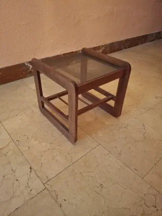 Mesita de madera y cristal