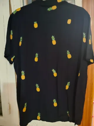 Camisa negra con estampado de piñas Hotel