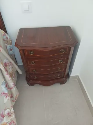 Mesitas de noche, cabecero y cómoda estilo clásico