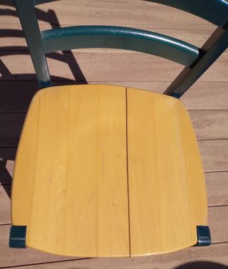 Silla de madera en color pino y azul.