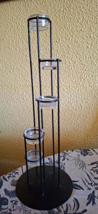Candelabro de metal y cristal