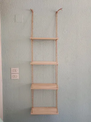 Estantería de madera y cuerda