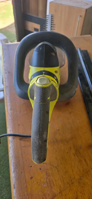 Cortasetos Eléctrico Ryobi 650W Mango Giratorio
