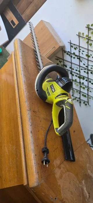 Cortasetos Eléctrico Ryobi 650W Mango Giratorio