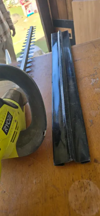 Cortasetos Eléctrico Ryobi 650W Mango Giratorio