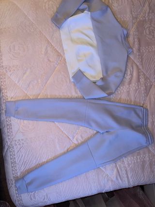 Conjunto deportivo Guess lila y blanco