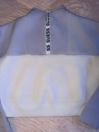 Conjunto deportivo Guess lila y blanco