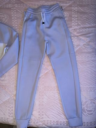 Conjunto deportivo Guess lila y blanco