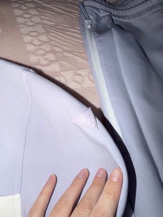 Conjunto deportivo Guess lila y blanco