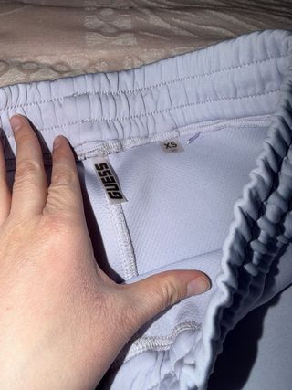 Conjunto deportivo Guess lila y blanco