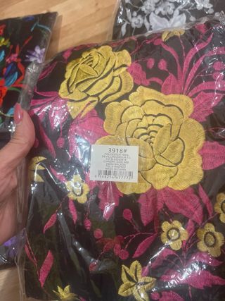 Manton Flamenca Negro Bordado Flores