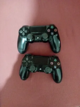 PS4 con 1 juego y 2 mandos