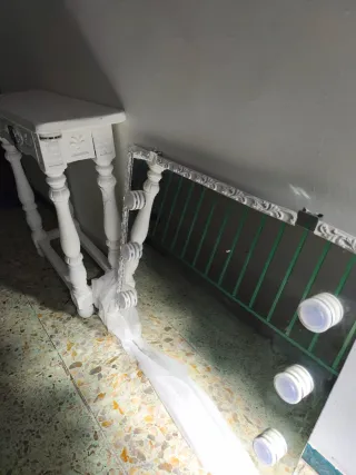 Mueble de pasillo blanco con espejo