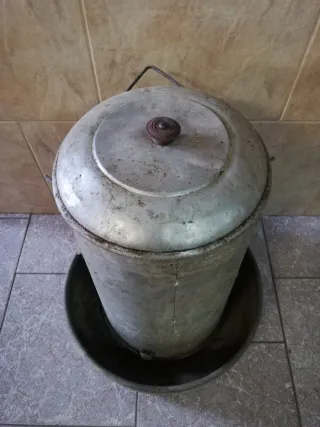 Comedero Metálico para Gallinas. Tolva de metal