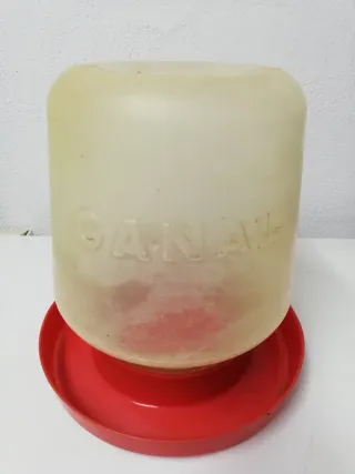Comedero Metálico para Gallinas. Tolva de metal