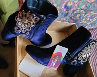 Botines azules con bordado dorado