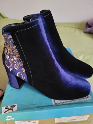 Botines azules con bordado dorado
