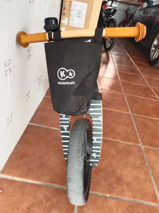 Bicicleta de madera sin pedales