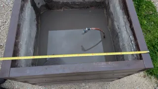 Macetero de madera y piedra marrón