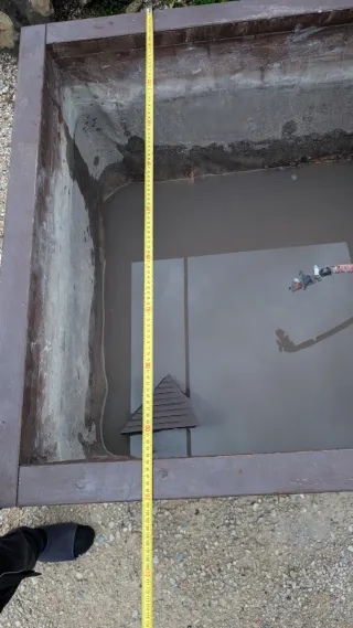 Macetero de madera y piedra marrón