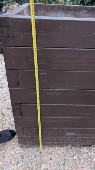 Macetero de madera y piedra marrón