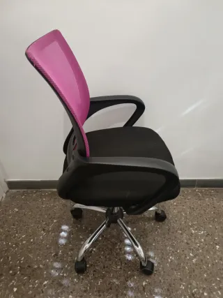 Silla escritorio con ruedas negra y rosa fucsia