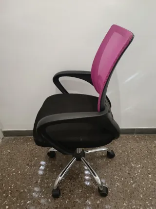 Silla escritorio con ruedas negra y rosa fucsia
