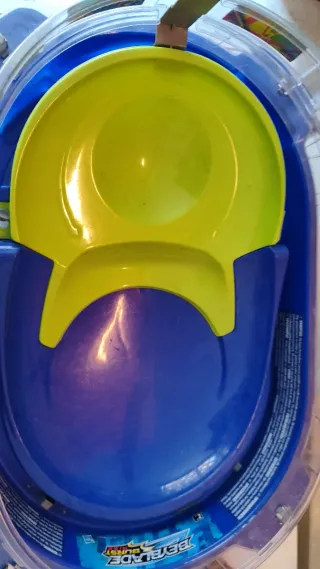 Pista Beyblade y peonzas