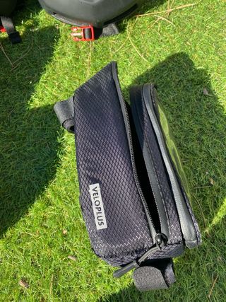 Pack ciclismo – cascos + bolsas manillar + soporte