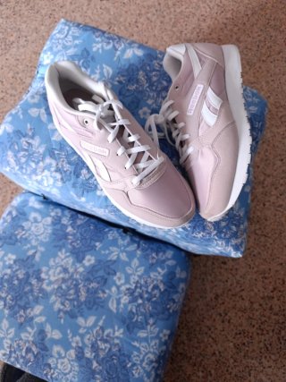 Deportivas Reebok rosas y blancas negociaría poco