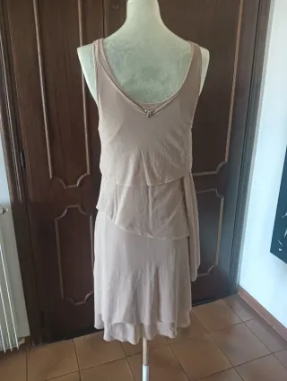 Abito beige con balze asimmetriche