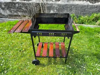 Barbacoa de carbón con mesas laterales