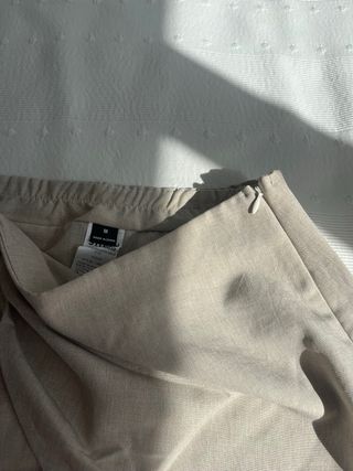 Falda-pantalón beige con detalle de anilla