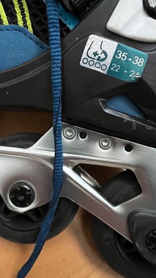 Patines en línea azules y negros