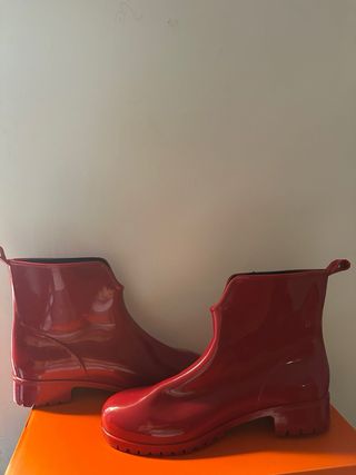 Botas de agua rojas