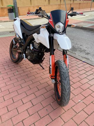 UM DSR 125 Supermotard Roja y Blanca