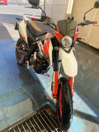 UM DSR 125 Supermotard Roja y Blanca