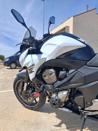 Kawasaki Z800 Negra y Blanca