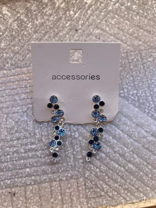 Pendientes largos plateados con piedras azules