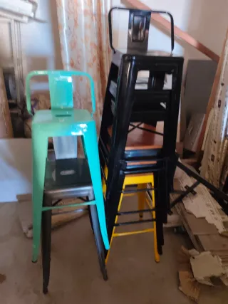 Taburetes Metálicos Teal y Amarillo