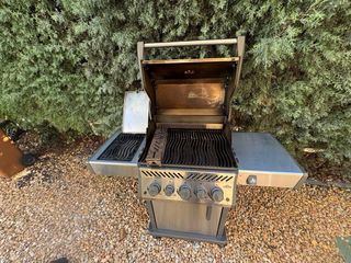 Barbacoa Napoleon Rogue SE 425 con quemado