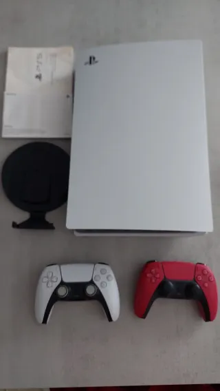 PlayStation 5 + 2 Mandos (Rojo y Blanco)