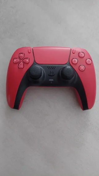 PlayStation 5 + 2 Mandos (Rojo y Blanco)