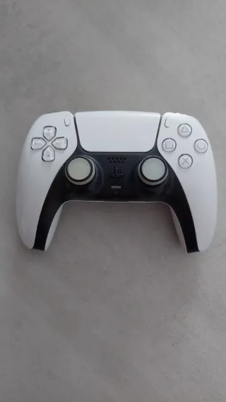 PlayStation 5 + 2 Mandos (Rojo y Blanco)