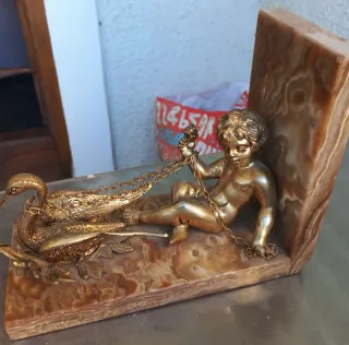 Angelitos de bronce y mármol