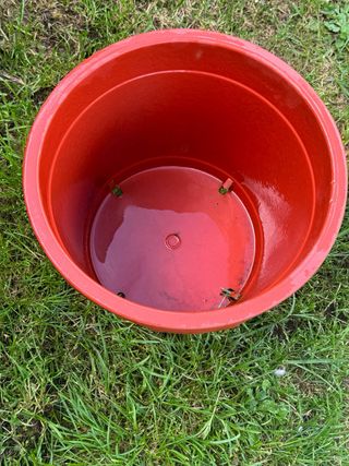 Macetero naranja de plástico