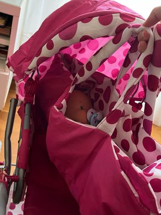 Cochecito y trona + Nenuco con ropa y accesorios